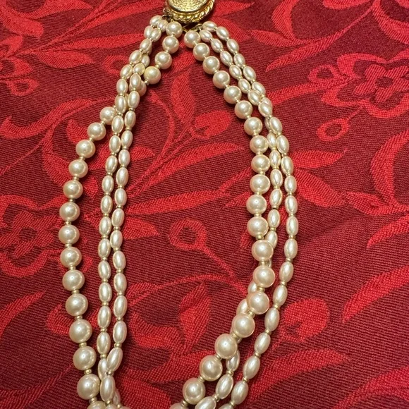 Elegant Pearl Necklace with Gold Accents - Picture 6 of 6
